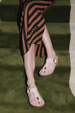 Sandals|Spring Slides<STAUD BIRKENSTOCK GIZEH BIG BUCKLE SANDAL  HIGH SHINE NEW BEIGE HIGHSHINENEWBEIGE