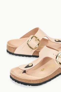 Sandals|Spring Slides<STAUD BIRKENSTOCK GIZEH BIG BUCKLE SANDAL HIGH SHINE NEW BEIGE HIGHSHINENEWBEIGE
